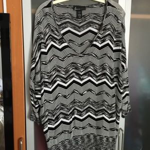 Black and white sweater size 22/24