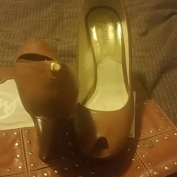 Beautiful brown leather clutch & open toe pumps - Picture 3 of 3
