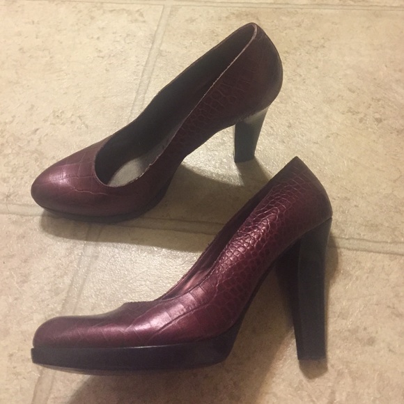 Croc print pump. Burgundy color