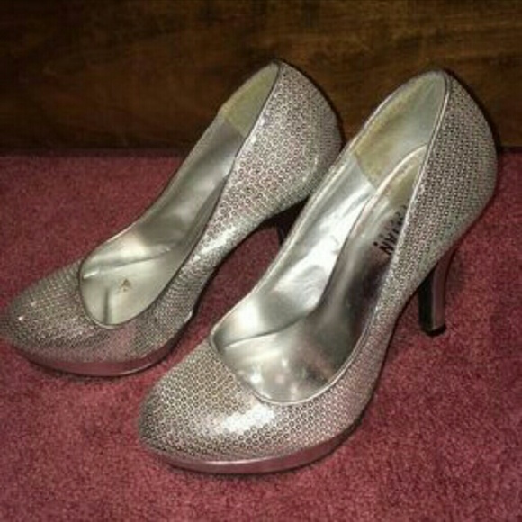 Heels - Picture 3 of 3