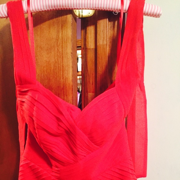 RED GOWN BCBG - Picture 3 of 4