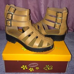 Kendal sandals size 6.5