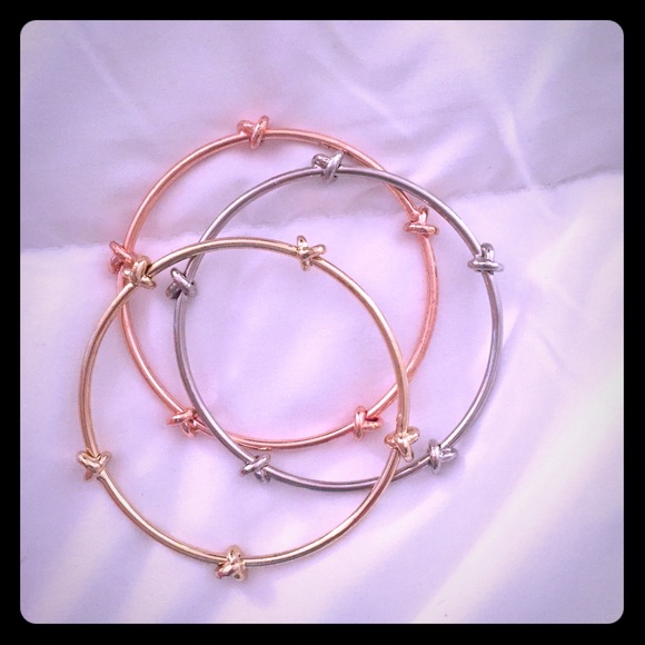 Accessories - Tri-color bangle set !
