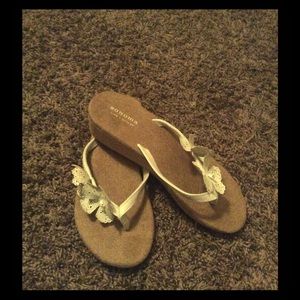NWOT flower flip flops