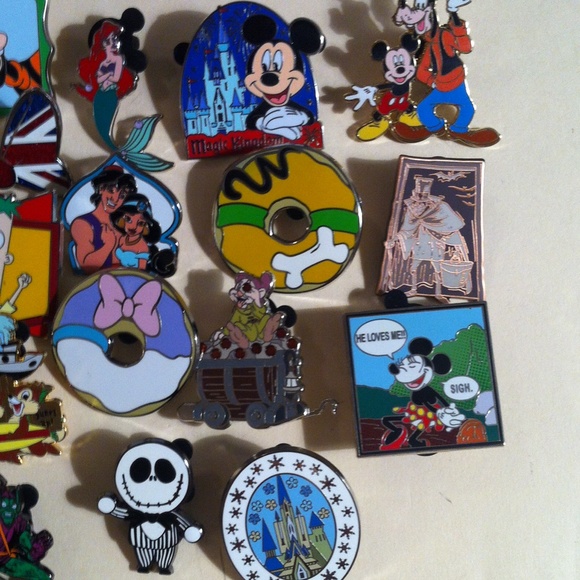 Disney pins - Picture 2 of 3