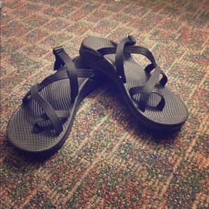 Black toe loop chacos!🌸