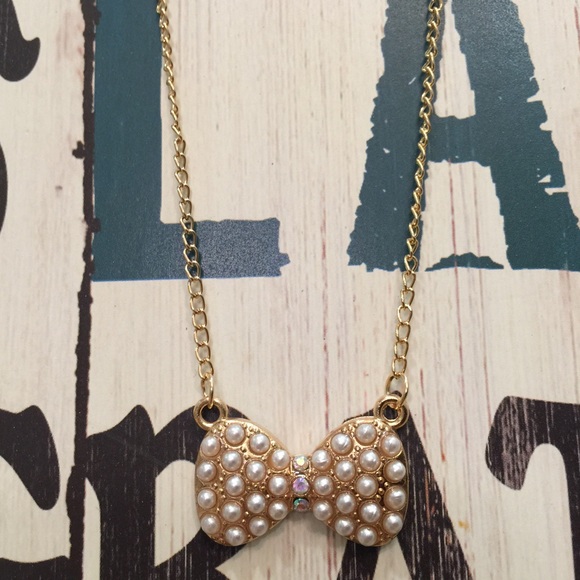 Pearl bow sweater necklace - Picture 2 of 2