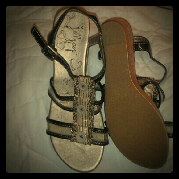 Earth tone wedges
