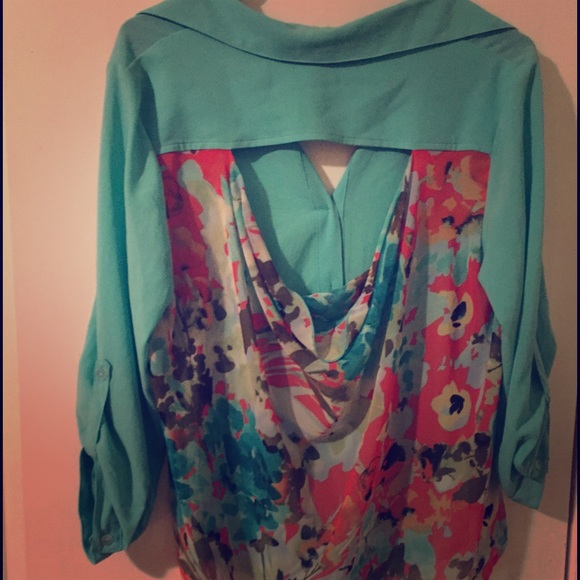 3/4 length top with great design on back