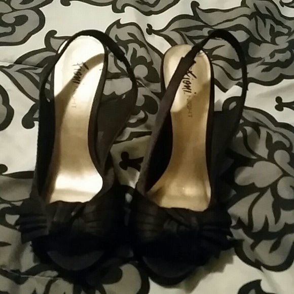 Black pumps