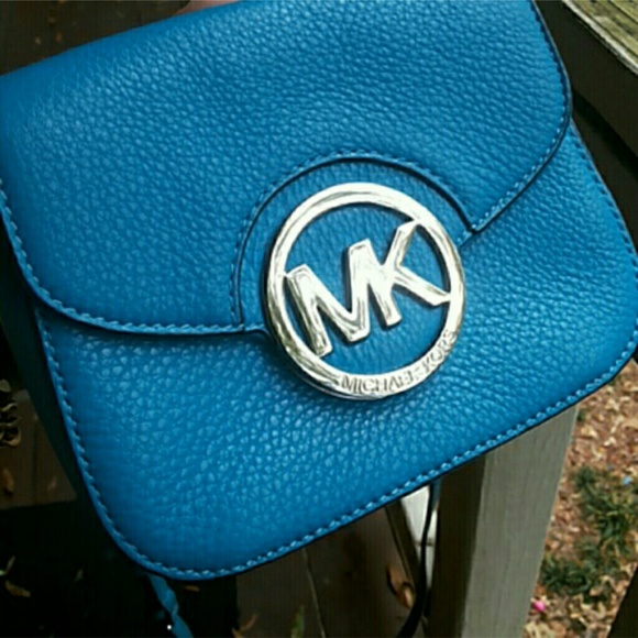 Michael Kors Handbags - Authentic Michael kors cross body bag