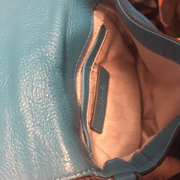 Authentic Michael kors cross body bag - Picture 4 of 4