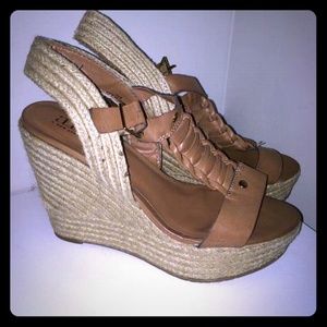 Light brown wedges