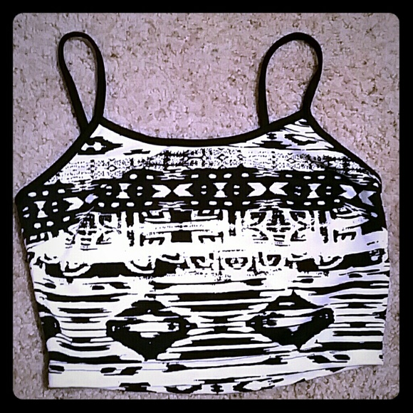 Tribal black & white crop top sz small