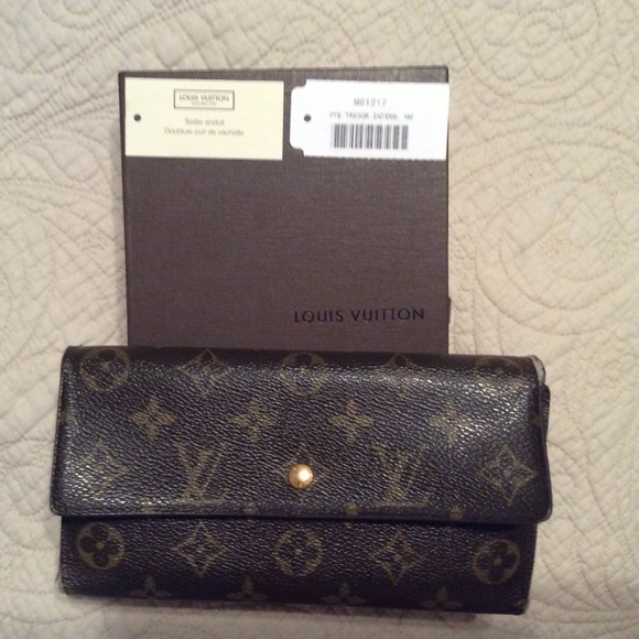 Louis Vuitton Clutches & Wallets - Authentic Louis Vuitton Wallet