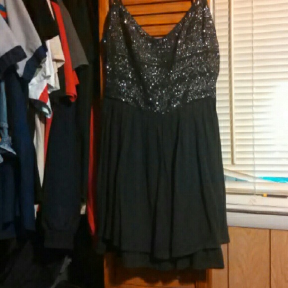 Dress - Picture 3 of 3