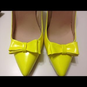 Bright yellow pumps with bow. No brand