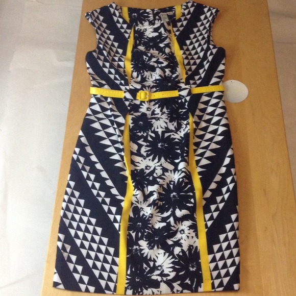 Emma & Michele Dresses & Skirts - Emma & Michelle cap sleeve printed dress with belt