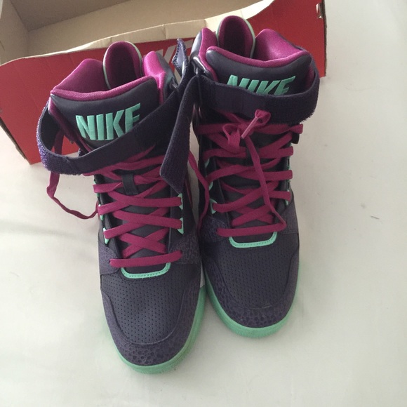 Nike - Picture 2 of 4