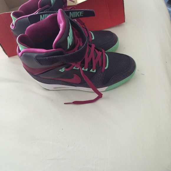 Nike - Picture 3 of 4