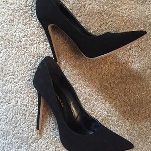 Black pumps