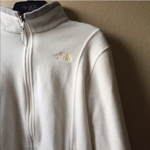 Gently used all white north face! 😍