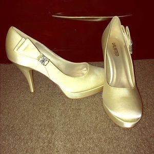 Unlisted. Ivory. 4inch pumps
