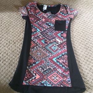 Tribal, slimming pocket tee