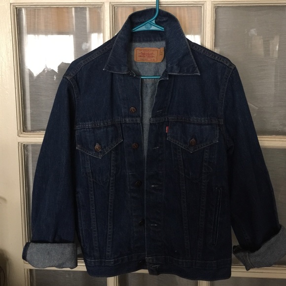 Like new Levi's denim trucker jacket.