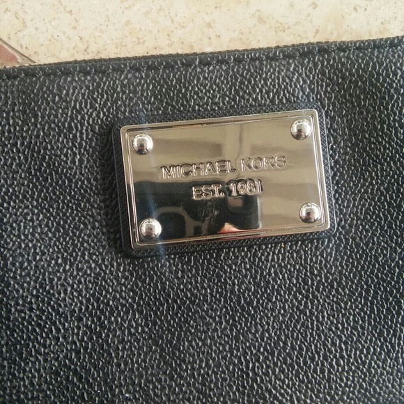 Michael Kors wristlet - Picture 2 of 3
