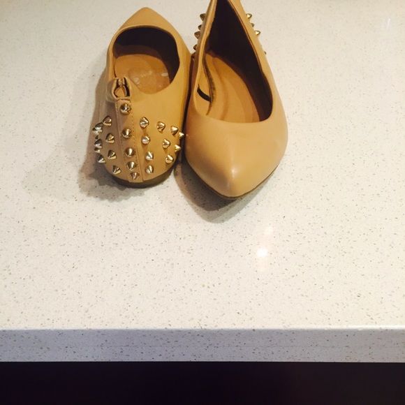 Tan slip on shoes - Picture 3 of 4