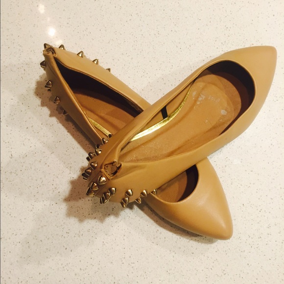 Tan slip on shoes - Picture 4 of 4