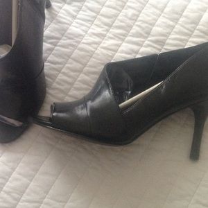 Nine West open toes heels in genuine black leather