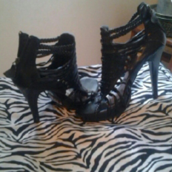 BLACK PUMPS - Picture 2 of 3