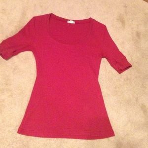 Red fitted 1/2 sleeve shirt