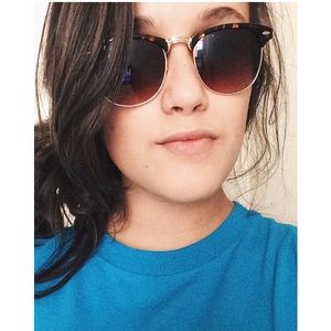 Meet your Posher, Violeta