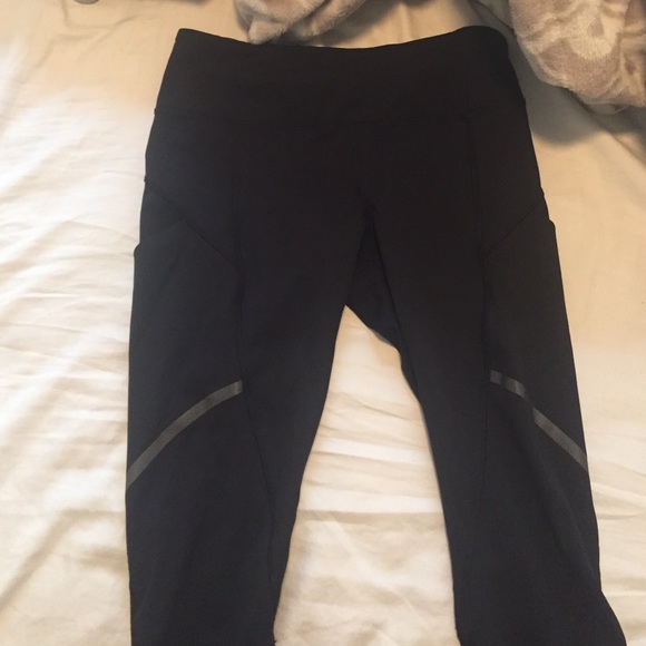 Brand new size 4 black lululemon crops