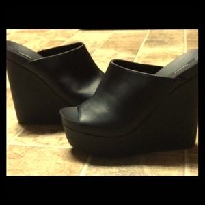Black wedges