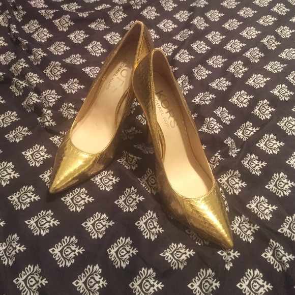 MICHAEL KORS Gold Snakeskin Pumps 8 W