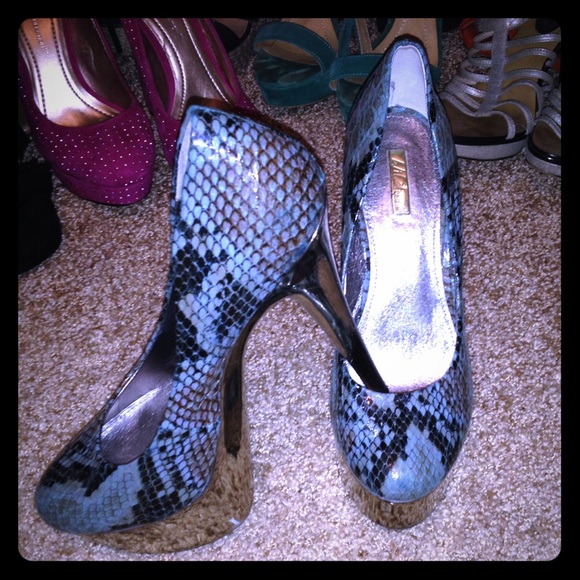 Bakers size 6 blue/metallic stilettos