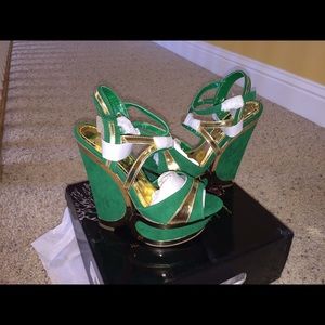 Sexy girls shoes dark green and gold color. Size 6