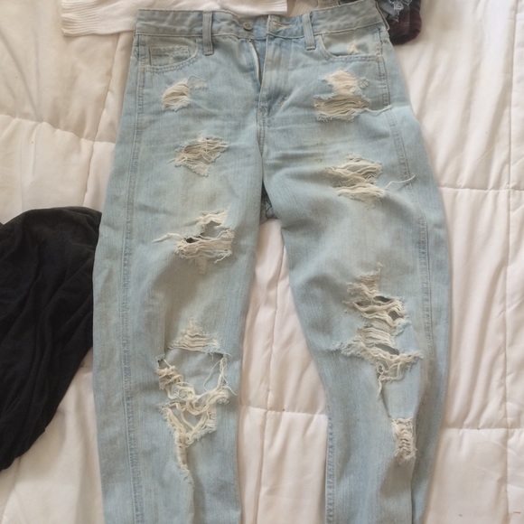 Hollister distressed mid rise boyfriend Jean - Picture 1 of 3