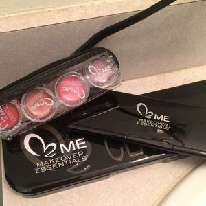 Makeover Essentials eyeshadow & lip gloss