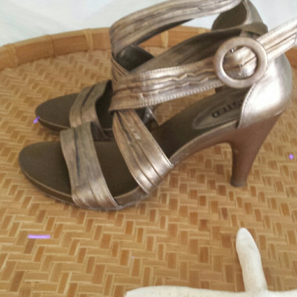 Shoes strap crosses foot and buckles around ankle - Picture 1 of 4