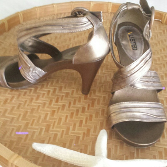 Shoes strap crosses foot and buckles around ankle - Picture 2 of 4