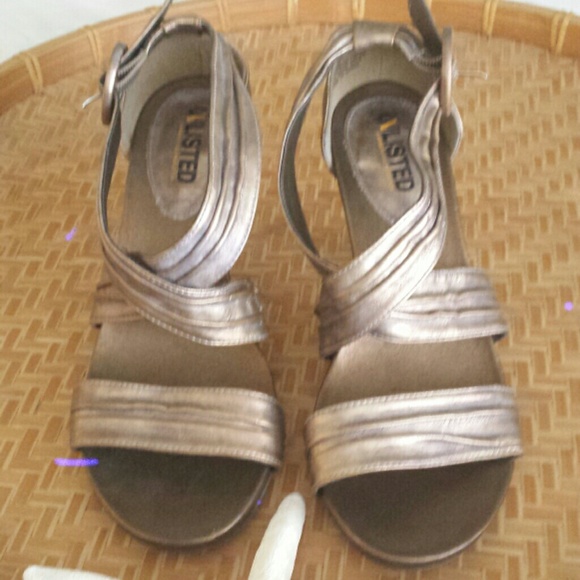 Shoes strap crosses foot and buckles around ankle - Picture 3 of 4