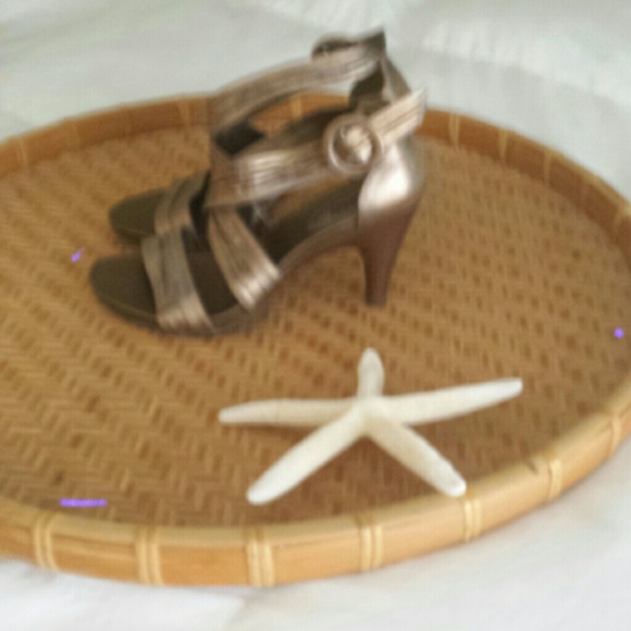 Shoes strap crosses foot and buckles around ankle - Picture 4 of 4