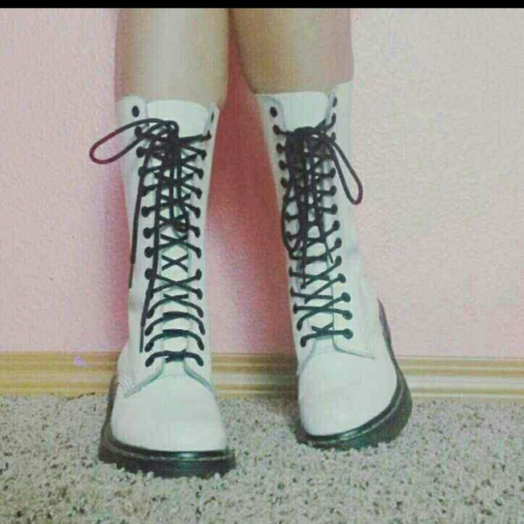 14 eye Dr. Marten's like new grunge punk boots