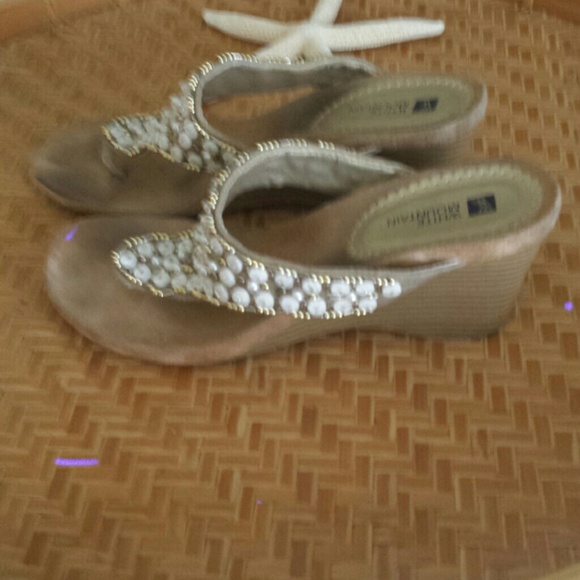 Reduced ......Wedge flip flops - Picture 1 of 3