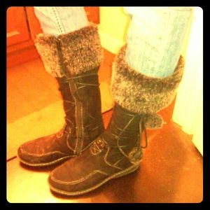 Black boots with gray fur!!